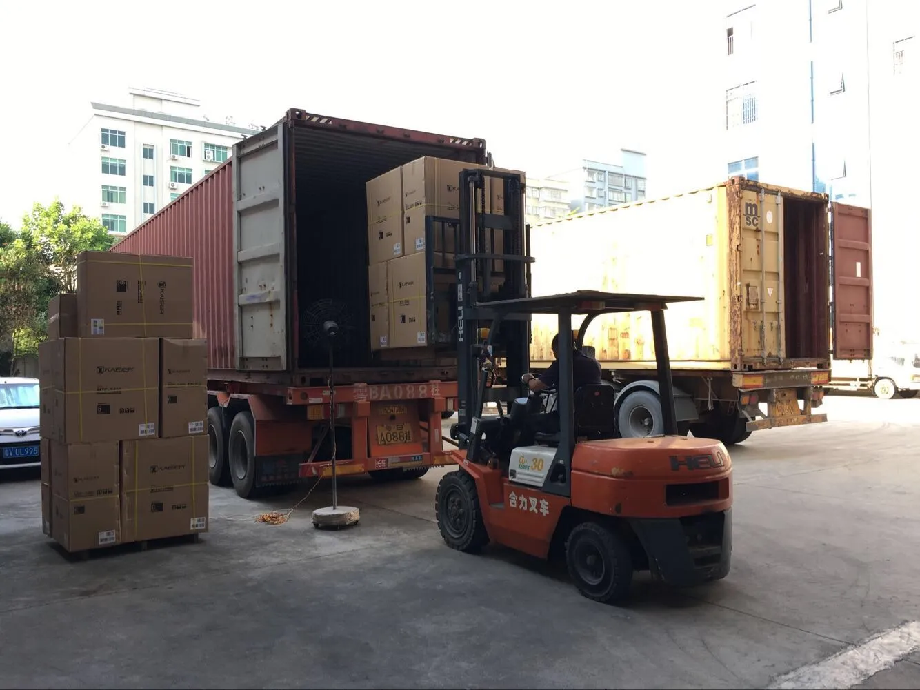 Vandaag zijn de drie exportcontainers van ons elektronische toetsenbord met s...